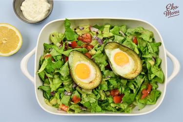 Keto Gevulde avocado met ei, salade en citroenroom